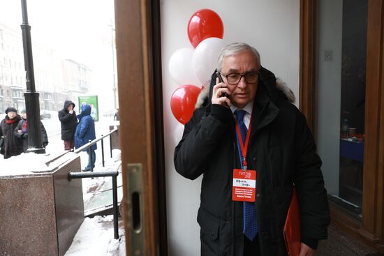 Boris Titov meets with his campaign supporters