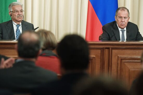 Russian Foreign Minister Sergei Lavrov meets with Foreign Minister of Pakistan Khawaja Muhammad Asif