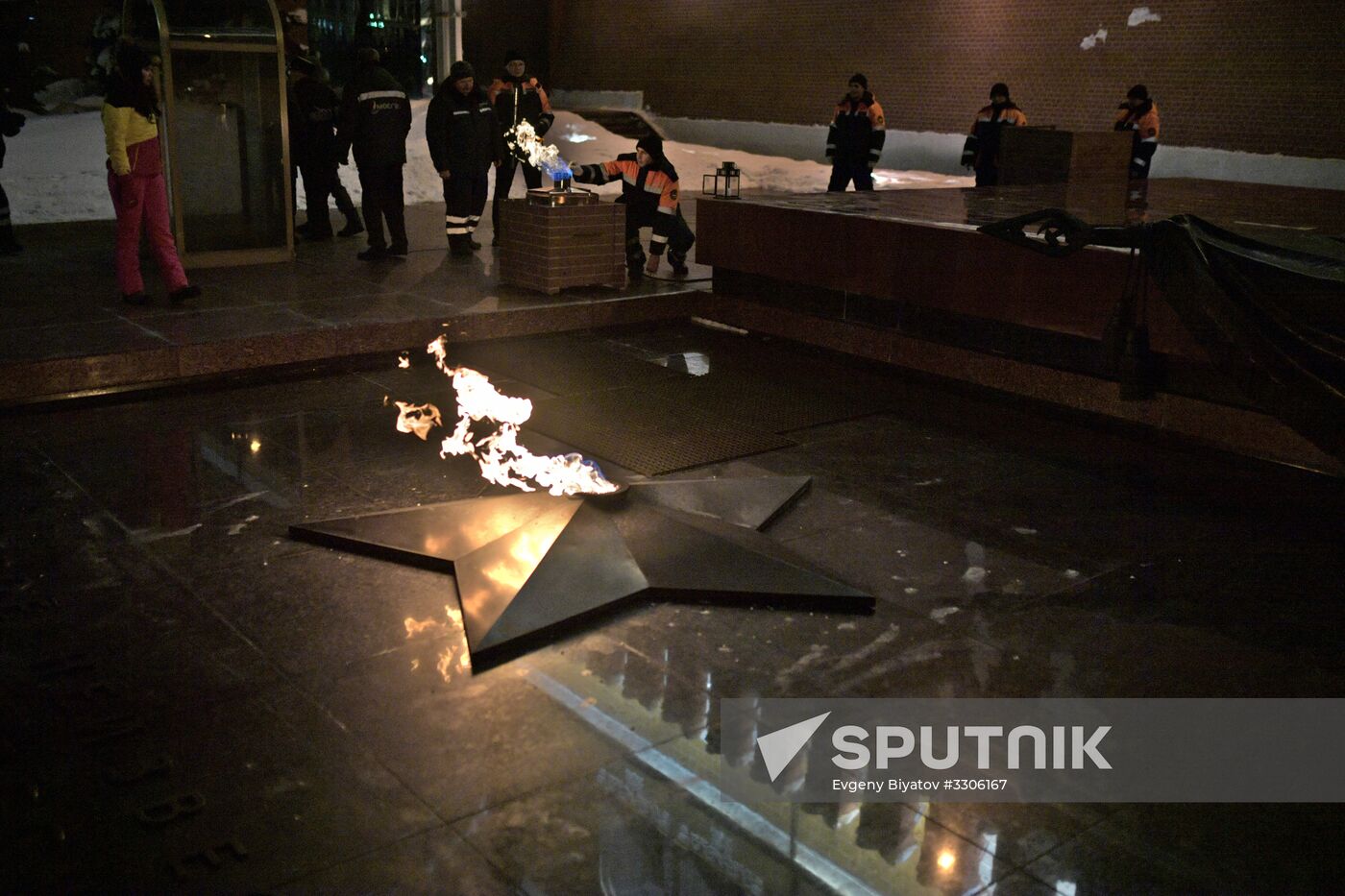 Maintenance of Eternal Flame burner by Tomb of Unknown Soldier