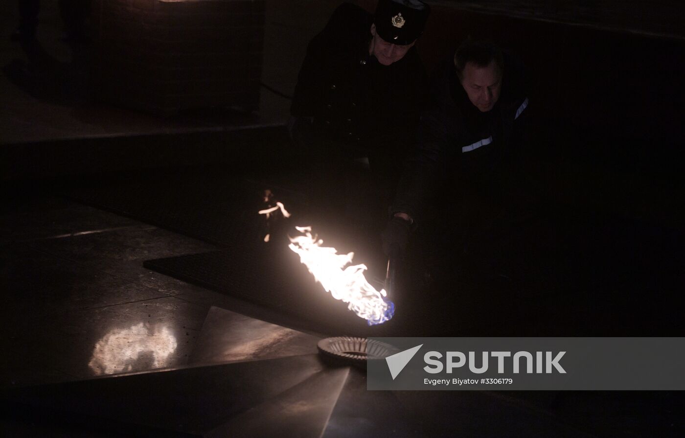 Maintenance of Eternal Flame burner by Tomb of Unknown Soldier