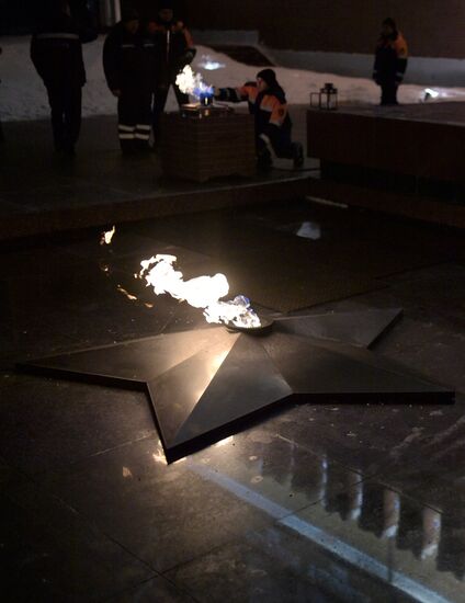 Maintenance of Eternal Flame burner by Tomb of Unknown Soldier