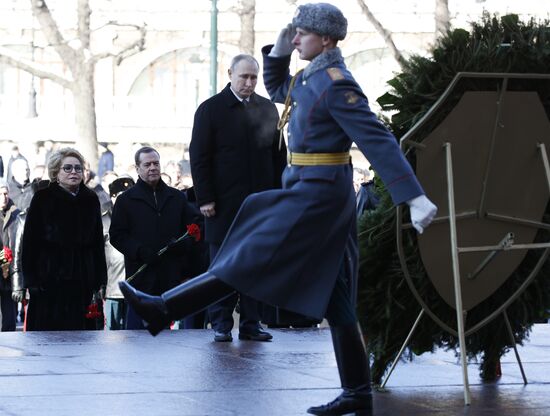Wreath-laying ceremony at Tomb of Unknown Soldier on Defender of the Fatherland Day
