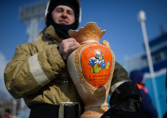 Felt-boot ice hockey tournament among rescuers