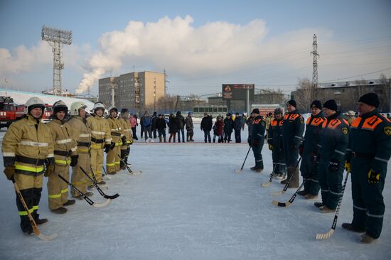 Felt-boot ice hockey tournament among rescuers