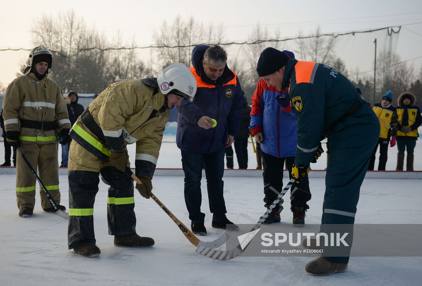 Felt-boot ice hockey tournament among rescuers