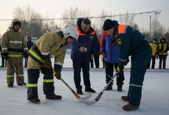 Felt-boot ice hockey tournament among rescuers