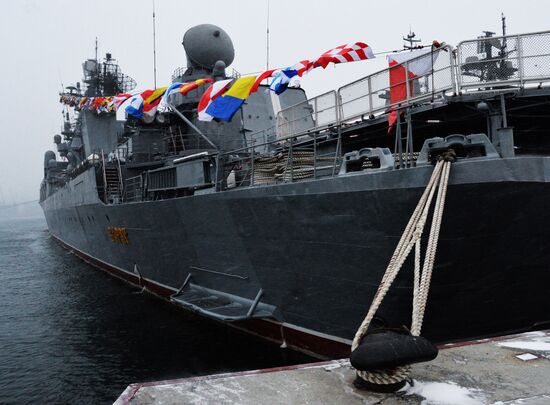 Hoisting Guards Navy Flag aboard guided missile cruiser Varyag