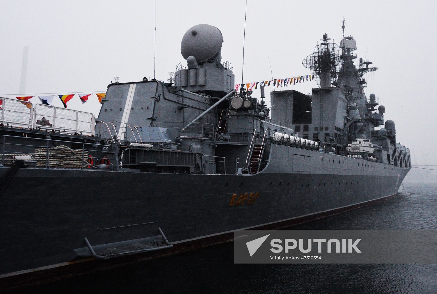 Hoisting Guards Navy Flag aboard guided missile cruiser Varyag