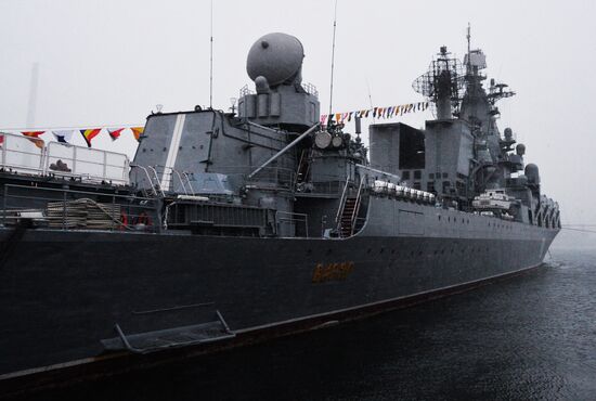 Hoisting Guards Navy Flag aboard guided missile cruiser Varyag