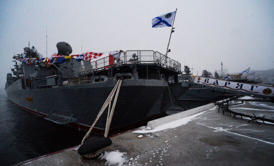 Hoisting Guards Navy Flag aboard guided missile cruiser Varyag