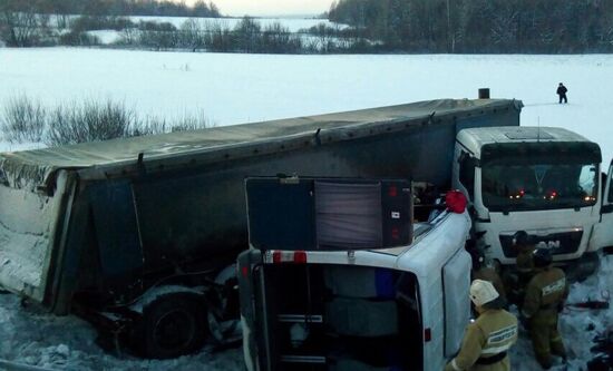 Minibus gets into road accident in Bashkiria