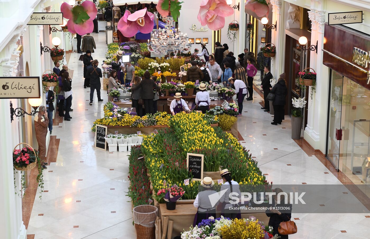 Spring flower bazaar in Petrovsky Passage