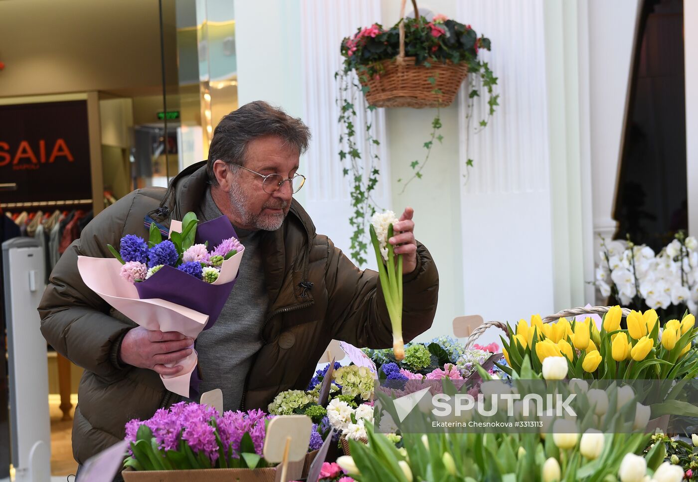 Spring flower bazaar in Petrovsky Passage