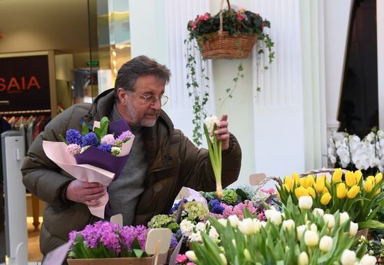 Spring flower bazaar in Petrovsky Passage