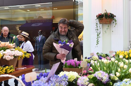 Spring flower bazaar in Petrovsky Passage