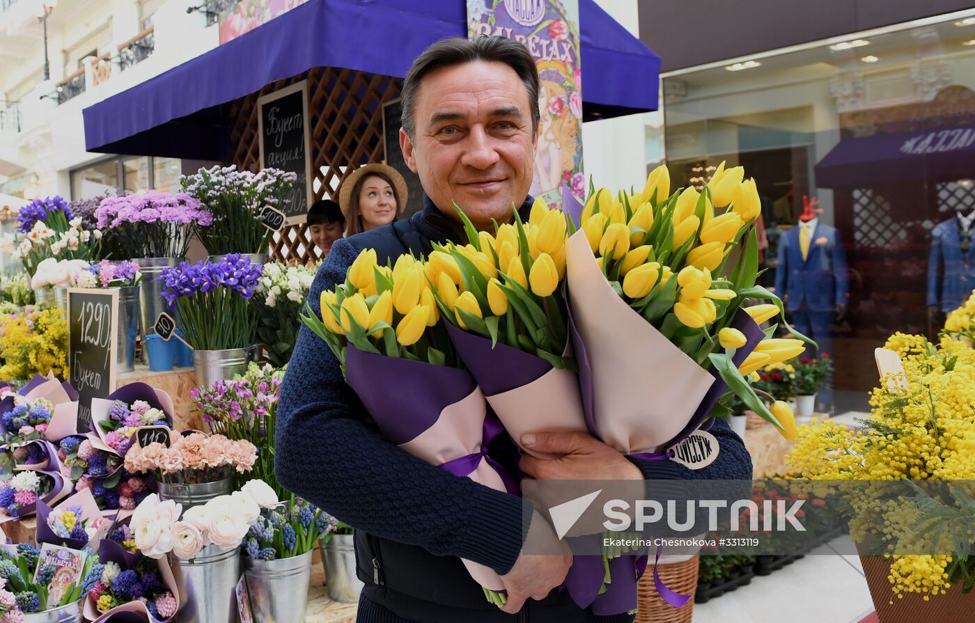Spring flower bazaar in Petrovsky Passage