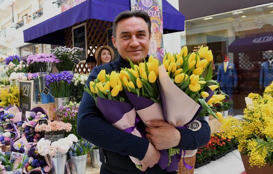 Spring flower bazaar in Petrovsky Passage