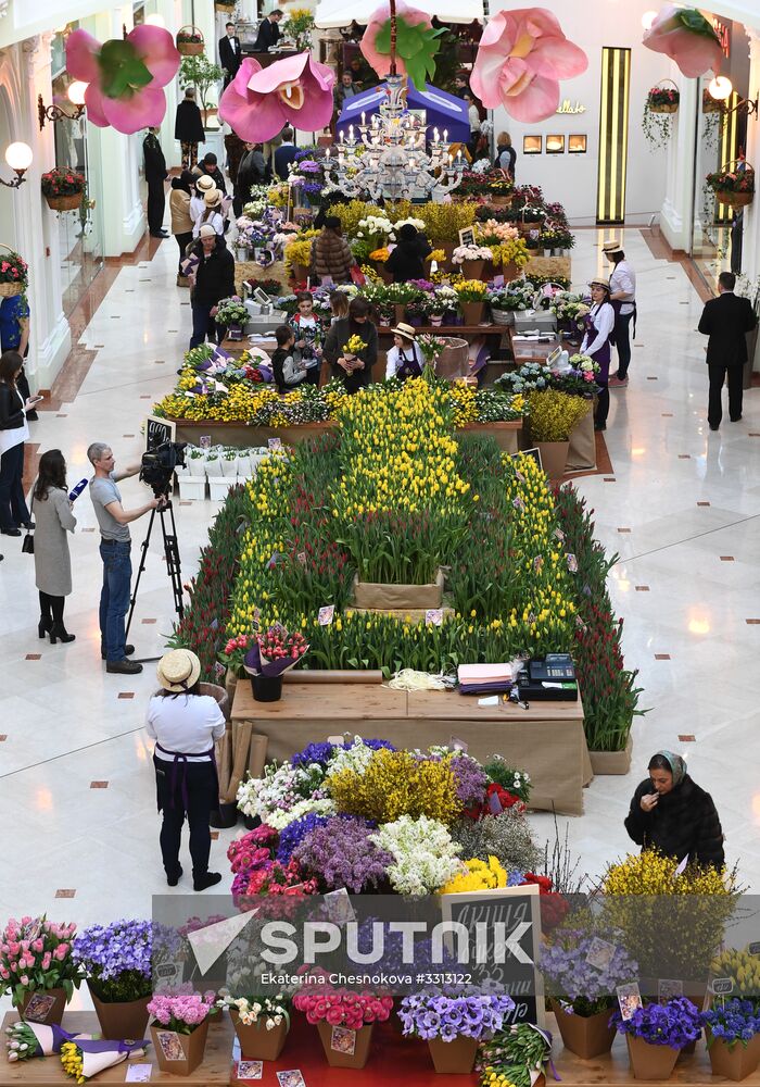 Spring flower bazaar in Petrovsky Passage