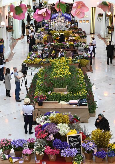 Spring flower bazaar in Petrovsky Passage
