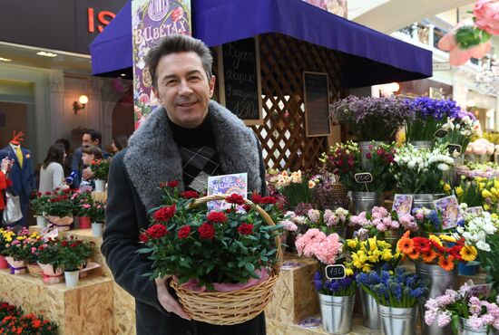 Spring flower bazaar in Petrovsky Passage