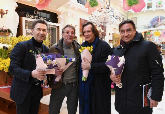 Spring flower bazaar in Petrovsky Passage