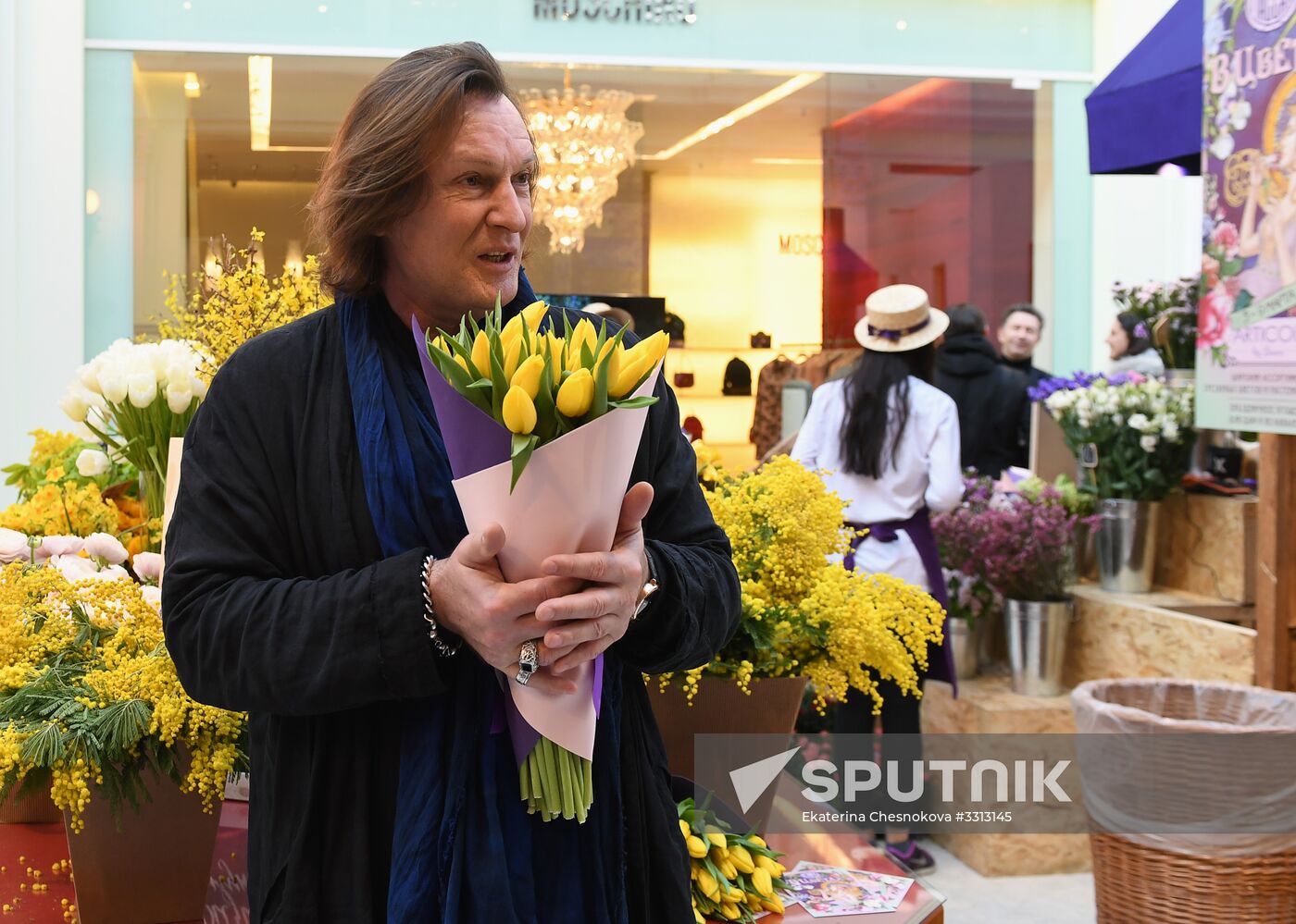 Spring flower bazaar in Petrovsky Passage
