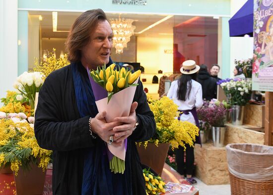 Spring flower bazaar in Petrovsky Passage