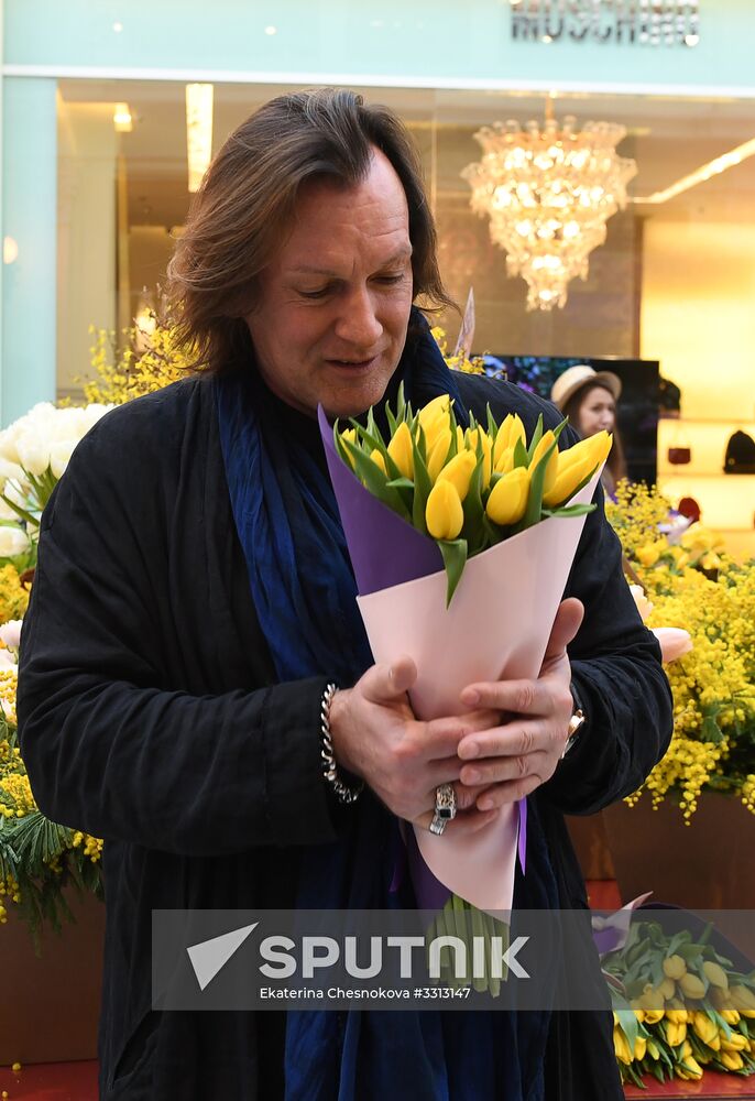 Spring flower bazaar in Petrovsky Passage