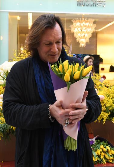 Spring flower bazaar in Petrovsky Passage