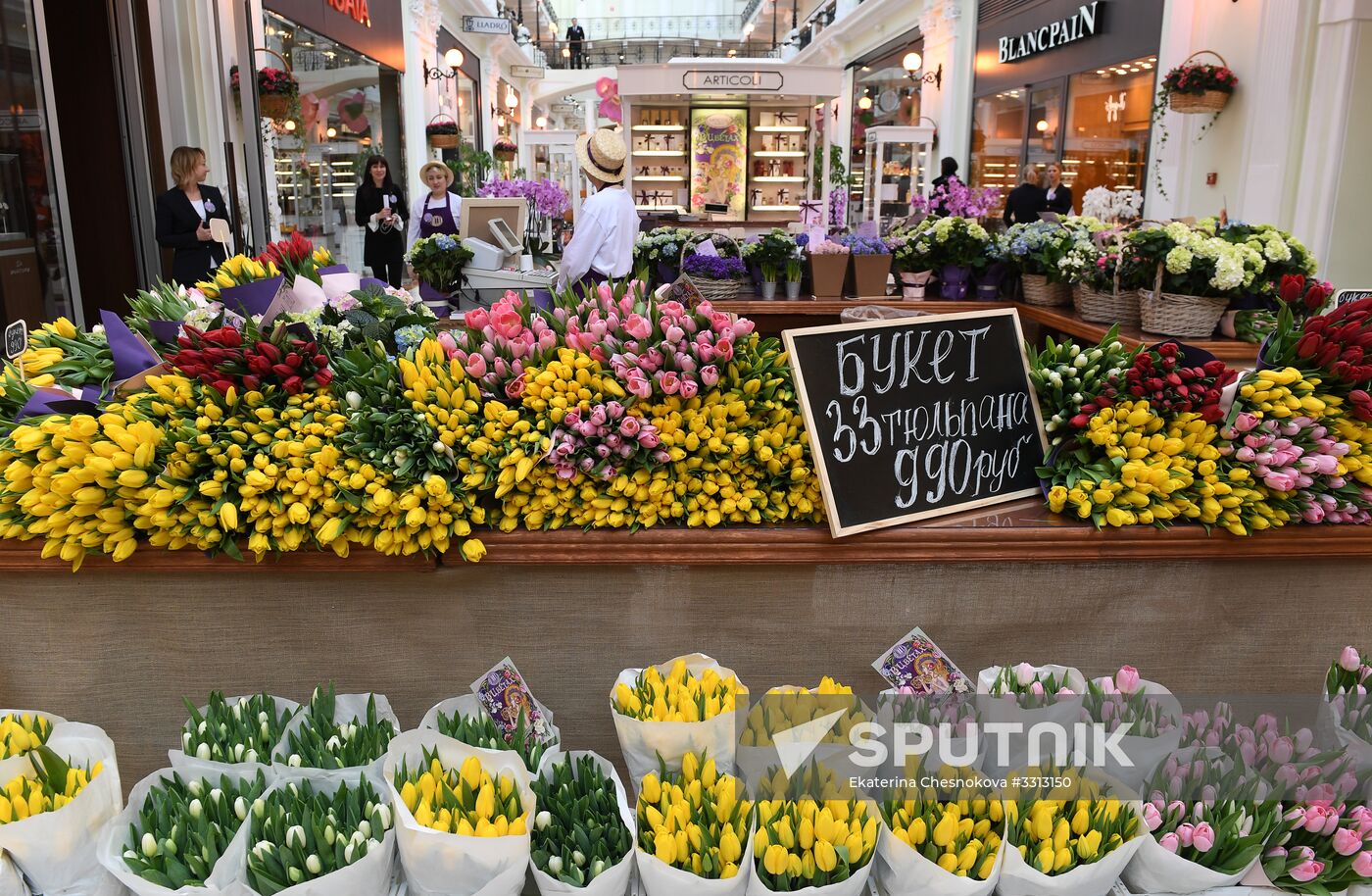 Spring flower bazaar in Petrovsky Passage
