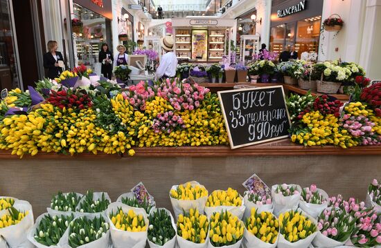 Spring flower bazaar in Petrovsky Passage