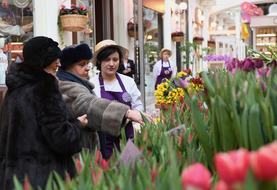Spring flower bazaar in Petrovsky Passage