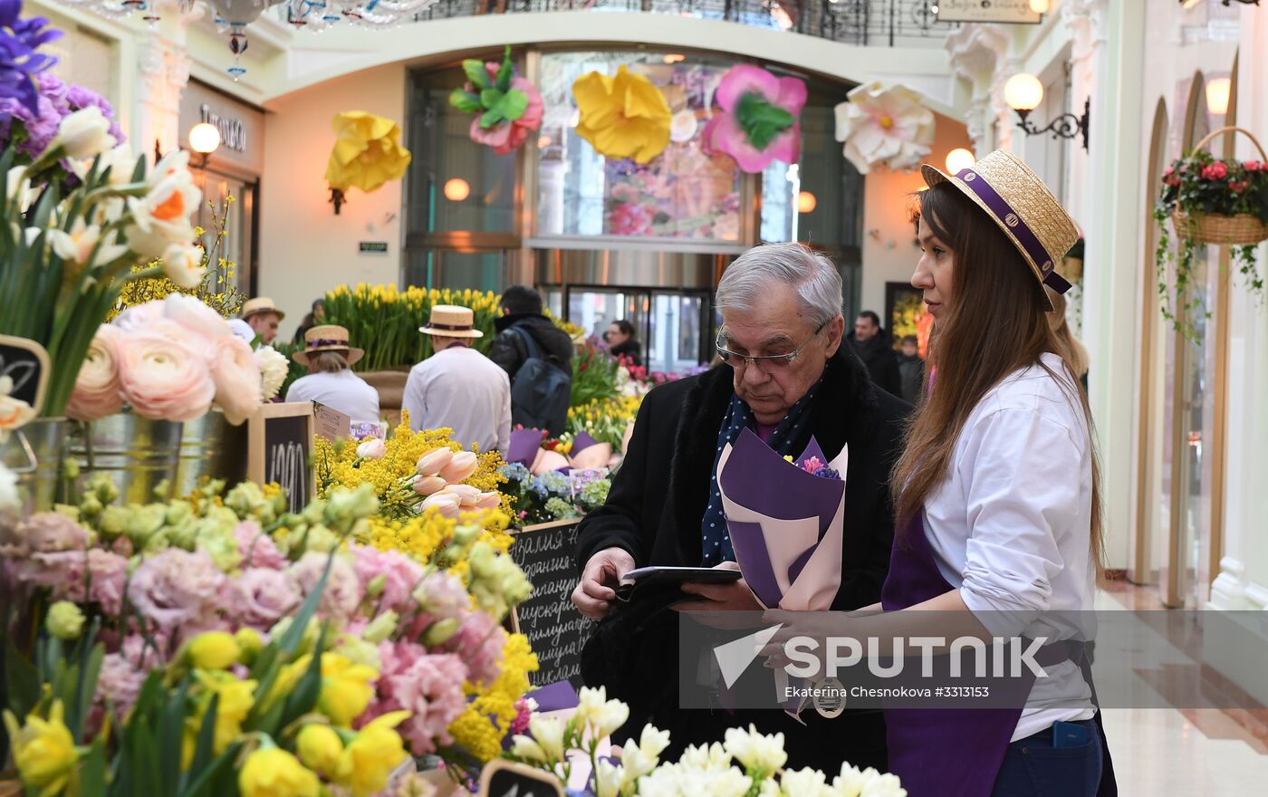 Spring flower bazaar in Petrovsky Passage