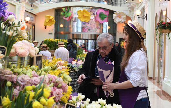 Spring flower bazaar in Petrovsky Passage