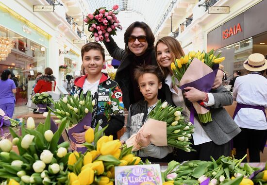 Spring flower bazaar in Petrovsky Passage