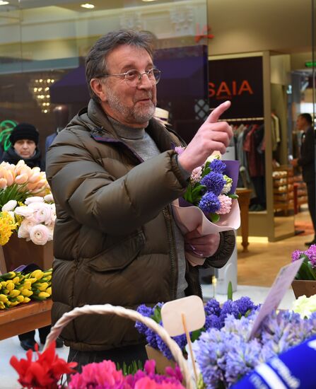 Spring flower bazaar in Petrovsky Passage