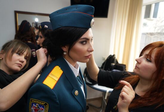 Beauties Wearing Epaulettes contest