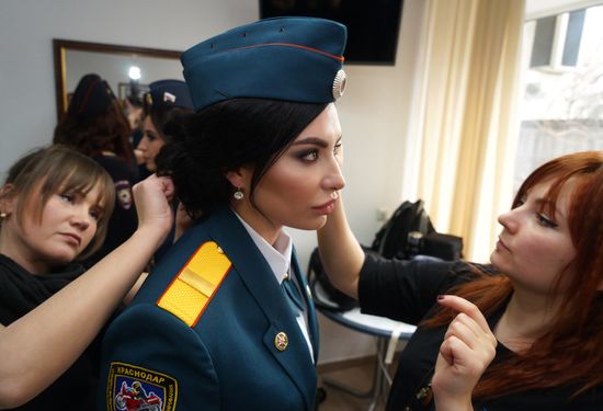 Beauties Wearing Epaulettes contest