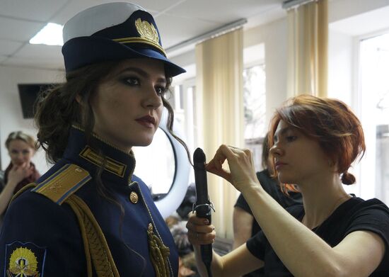 Beauties Wearing Epaulettes contest