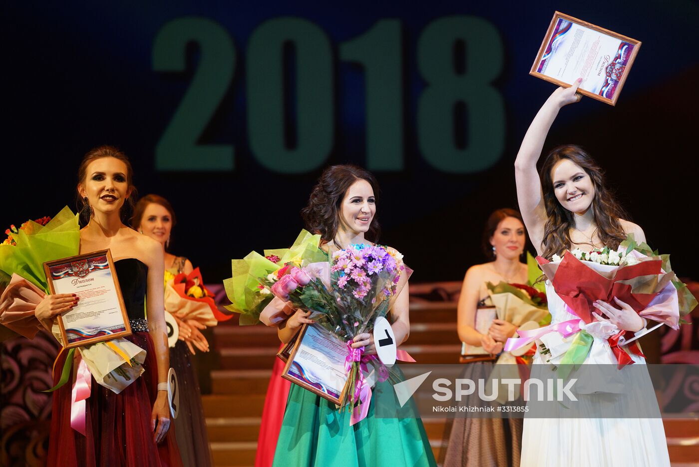 Beauties Wearing Epaulettes contest