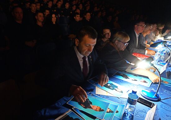 Beauties Wearing Epaulettes contest