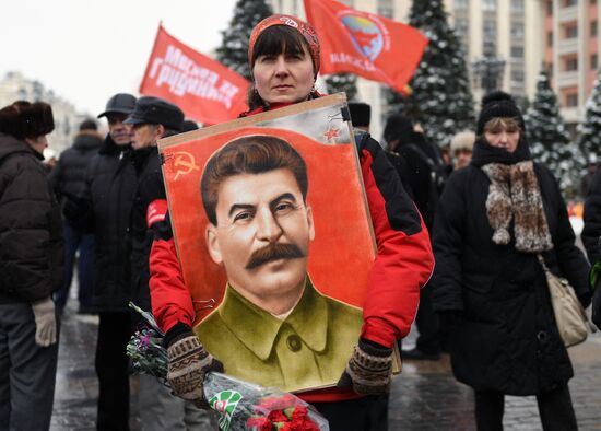 Laying flowers at Stalin's tomb by Kremlin wall