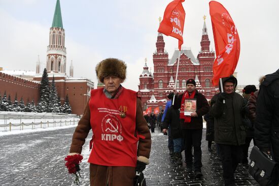 Laying flowers at Stalin's tomb by Kremlin wall