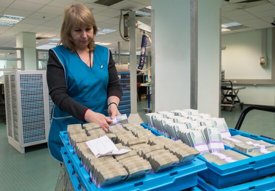 Destroying old notes at the Bank of Russia