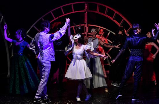 Romeo and Juliet theater show