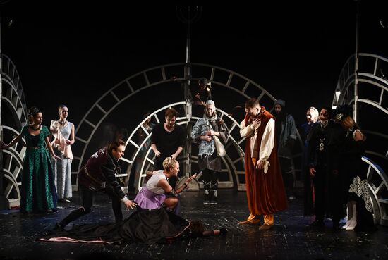 Romeo and Juliet theater show