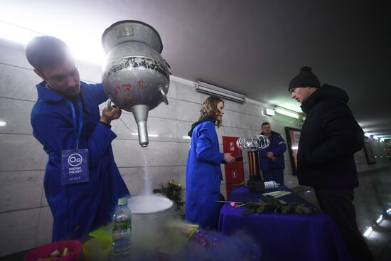 Moscow Metro hosts Freeze Flowers, Melt Hearts project