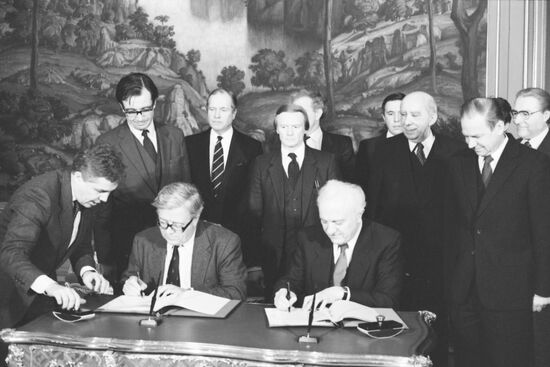 Britain's Geoffrey Howe visits USSR