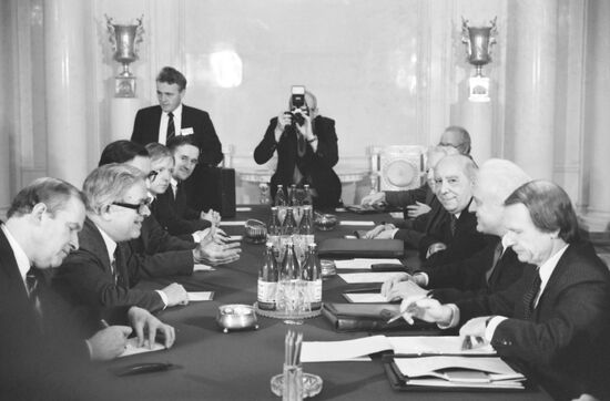 Britain's Geoffrey Howe visits USSR