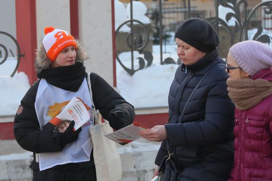 Distributing election leaflets in support of presidential candidate Grigory Yavlinsky